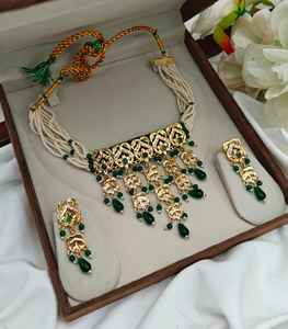 Bijoux indiens traditionnels et à la mode plaqué or Motipearl & Kundan avec boucles d'oreilles et ensemble de colliers combinés Maagtika pour femmes - Product Image 1