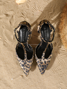 On Feet & In Love <span class=keywords><strong>Sandalias</strong></span> de tacón fino hueco con correa en T con estampado de leopardo sexy a la moda personalizada para damas - Product Image 2