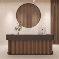 Comptoir de réception commercial de luxe en bois composite pour hôtel, salon, bureau, centre commercial