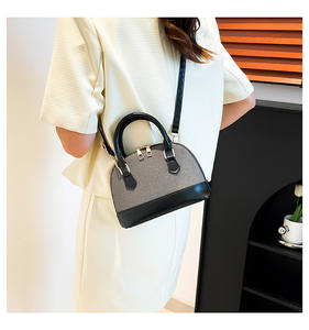 Sac à bandoulière de luxe personnalisé en usine, nouvelle pochette rétro étanche pour femme - Product Image 2