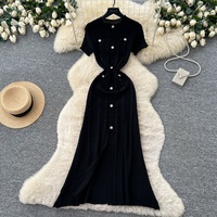 Robe décontractée pour femme à manches courtes en maille torsadée avec boutons décoratifs, coupe ajustée, longueur midi, idéale pour le quotidien