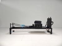 Reformer de Pilates Commercial Noir et Blanc à Cadre en Aluminium avec Barre de Pied Coulissante – Machine de Fitness pour Studio de Pilates