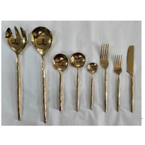 Juego de cubiertos de acero inoxidable dorado de alta calidad con mangos martillados y acabado espejo para una presentación de mesa lujosa. - Product Image 1
