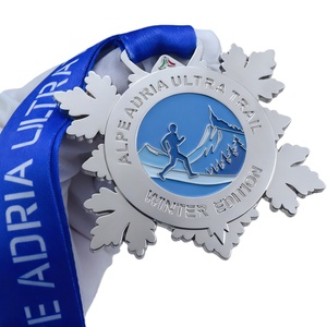 Medalla <span class=keywords><strong>de</strong></span> Alta Calidad Personalizada en Plata, Edición Invierno, <span class=keywords><strong>Alpe</strong></span> Adria Ultra Trail Marathon, con Diseño <span class=keywords><strong>de</strong></span> Copo <span class=keywords><strong>de</strong></span> Nieve y Cinta Personalizada - Product Image 1