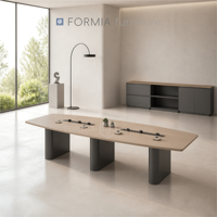 Table de conférence en forme de bateau