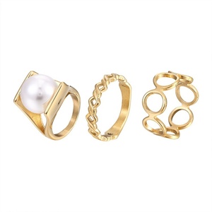 Anillos Cubanos de Oro de Moda para Mujer, Anillo de Perlas de Acero Inoxidable Chapado en Oro - Product Image 1