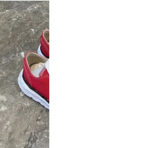 Venta directa de fábrica de zapatillas de lona rojas a la moda, zapatos planos con cordones versátiles y cómodos, zapatos casuales para caminar. - Product Image 3