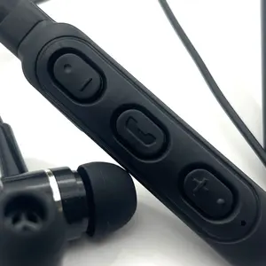 2023 vendita calda all'ingrosso della fabbrica 3.5mm in-Ear cuffie HiFi Stereo con cavo auricolari con microfono