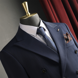 Completo da Uomo <span class=keywords><strong>Blu</strong></span> Navy <span class=keywords><strong>Doppiopetto</strong></span> a Righe Sottili 3 Pezzi: Blazer, Gilet e Pantaloni - Ideale per Matrimoni, Cerimonie, Gala, Business, Feste e Eventi Formali - Vendita all'Ingrosso - Product Image 5