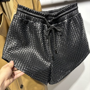 Shorts da Donna <span class=keywords><strong>in</strong></span> <span class=keywords><strong>Pelle</strong></span> Intrecciata Nera a Vita Alta - Stile a Gamba Larga con Elastico e Coulisse per l'Uso Quotidiano Autunno/Inverno - Product Image 5