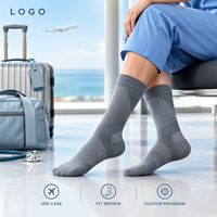 Chaussettes de compression sportives bleu clair à compression graduée pour mollets, avec tableau de mesure, manchette plus large et densité de tricot à bout plat