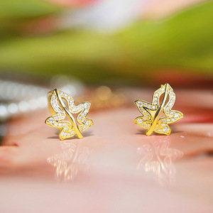 Orecchini a Cerchio con Foglia d'Acero e Zirconi per Donne, Gioielli Eleganti e Raffinati - Product Image 5