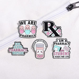 Recién llegado, We Are Pharmily Letters Frase Enfermera Pins Love Pill Woundplast Metal Craft Broche Esmalte suave Pin de solapa - Product Image 5