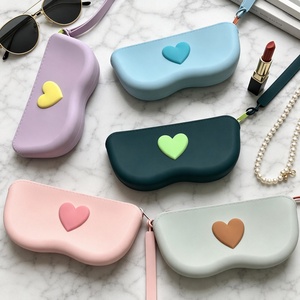 Étui en silicone pour lunettes et lunettes de soleil avec fermeture éclair, sangle de suspension, trousse de toilette étanche – Idéal pour l'été (Bestseller) - Product Image 1