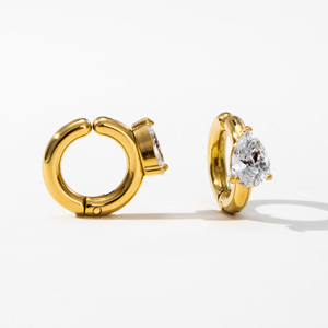 YF3652 Orecchini a Clip Geometrici Impermeabili in Acciaio Inox Placcato <span class=keywords><strong>Oro</strong></span> 18K PVD con Zirconi a Goccia <span class=keywords><strong>d</strong></span>'Acqua - Product Image 1