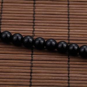 قلادة بسلسلة من الخرز الزجاجي الأفريقي من كالين مع قلادة على شكل جمجمة وصليب - Product Image 6