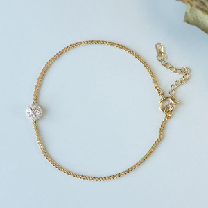 Bracciale a catena dorata con zirconi rotondi incastonati a sfera, gioiello classico da donna, idea regalo - Product Image 1