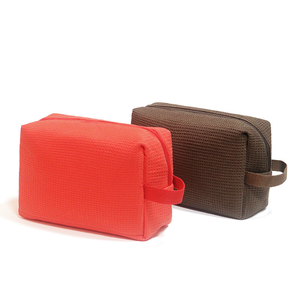 Petite trousse de toilette imperméable et économique en matériau gaufré, avec logo personnalisé imprimé en sérigraphie rouge, fermeture éclair pour la beauté - Product Image 1