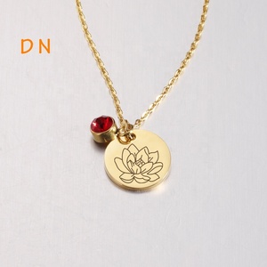 Dina Venta al Por Mayor Collar de Oro de 18K con Piedra de Nacimiento de 12 Meses y Flor de Nacimiento Grabada a Láser Collar con Disco Redondo Joyería de Acero Inoxidable - Product Image 5