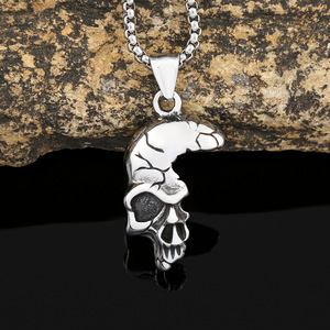 Yunnique Collar con colgante de calavera de acero inoxidable para hombre, diseño de media cara de esqueleto, joyería de moda - Product Image 1