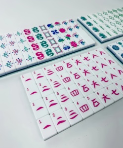 Set di Mahjong Americano <span class=keywords><strong>Tema</strong></span> Natalizio Design <span class=keywords><strong>a</strong></span> 4 Strati Tessere di Lusso Stile Oh My Mahjong Regalo Gioco di <span class=keywords><strong>Scacchi</strong></span> e Carte - Product Image 6