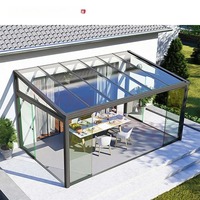 Solarium extérieur écologique en verre avec structure en alliage d'aluminium, autoportant et mural, pour extension de maison ou hôtel.