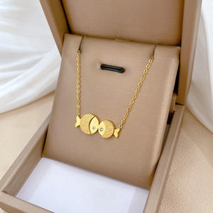 Collana con ciondolo a forma di pesce bacio in acciaio inossidabile placcato oro Non appannato collana con zirconi cubici romantici in acciaio al titanio - Product Image 2