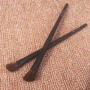 Cangzhou <b>Makeup</b> Brush Angled Nose Shadow Brush Wooden Handle Horsehair Single Piece Beauty <b>Tool</b> - Product Image 1