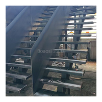 Escalier métallique moderne sur mesure à monopoutre avec garde-corps en verre pour villas, appartements, halls et sous-sols – Durable et écologique