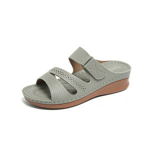 Sandalias de cuña cómodas para mujer, de microfibra, transpirables, con cierre de hebilla, tacón bajo, para verano, venta al por mayor - Product Image 1