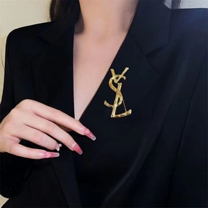 Broche de couple polyvalente et tendance, style lettre, la plus vendue, pour la décoration de vêtements, vente directe fabricant - Product Image 5