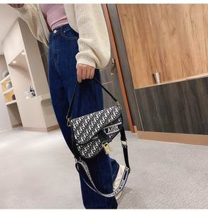 Sac à bandoulière semi-circulaire irrégulier en PU pour femmes, style européen et américain, géométrique et portable - Product Image 3