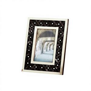 Cadre photo artisanal géométrique monochrome en résine, fait main, à suspendre au mur - Product Image 1