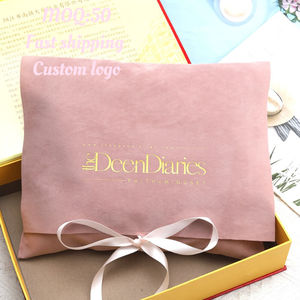Bolsa Envelope de Veludo para Joias com Logotipo Personalizado, Estampa Dourada, Laço e Aba de Camurça Sintética de Luxo - Product Image 1