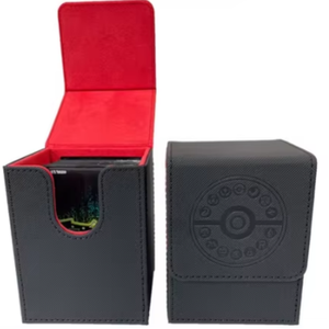 Caja Vertical Ligera de Cuero Sintético con Doble <span class=keywords><strong>Anillo</strong></span> para Almacenamiento y Organización de Cartas Pokémon TCG y Yu-Gi-Oh - Product Image 1
