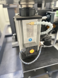 เครื่องกัดโปรไฟล์อลูมิเนียมสำหรับหน้าต่างและประตูอลูมิเนียม เครื่องกัดปลายอัตโนมัติ CNC 3 แกน - Product Image 3