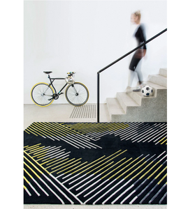 Tapis d'appoint en laine et viscose tufté à la main CrestCove – Tapis de luxe fait main noir, blanc et jaune avec design abstrait moderne - Product Image 2