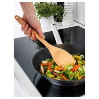 Ensemble d'ustensiles de cuisine en bambou pour chef : longues spatules, pinces de service, cuillères à soupe et accessoires de cuisson