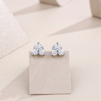Boucles d'oreilles clous en argent sterling 925 avec moissanite taille ronde, trio de pierres, couleur D, pureté VVS1, pour femme