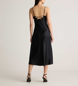 Elegante Vestido Midi Negro de Seda con Detalle Recortado, Tirantes Finos, Corte Ajustado y Dobladillo Evase, Ideal para Fiestas - Product Image 4