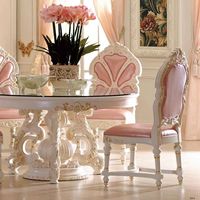 Ensemble de salle à manger de style français traditionnel antique, table ronde en bois sculptée, 4, 6 ou 8 chaises avec revêtement en cuir rose