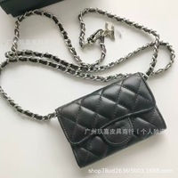 Porte-cartes mini matelassé en cuir caviar avec chaîne, sac banane classique pour femme