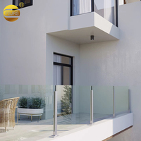 Balustrade en verre sans cadre moderne avec main courante en acier inoxydable pour usage hôtelier, design de balcon intérieur