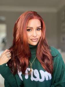 Precio de fábrica: Peluca sintética transparente sin pegamento, de cobre rojo en capas, resistente a altas temperaturas, con aspecto natural y pre-arrancada. - Product Image 4