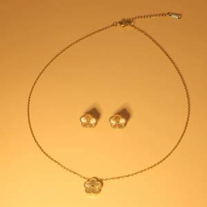 ハイエンド女性用4葉クローバーレーザーカット金メッキステンレス鋼幾何学ブレスレットネックレスセットファッションジュエリー - Product Image 4