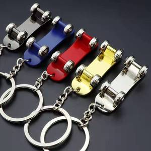 Porte-clés <span class=keywords><strong>de</strong></span> skateboard rouge vintage Porte-clés <span class=keywords><strong>de</strong></span> voiture suspendu en alliage durable avec logo personnalisé Idées cadeaux <span class=keywords><strong>de</strong></span> décoration facile et é<span class=keywords><strong>l</strong></span>égante - Product Image 2