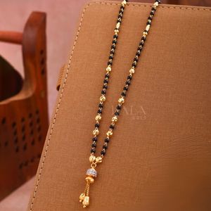 Cadena Mangalsutra de oro de 18 quilates de lujo con colgante para novias indias - Product Image 1