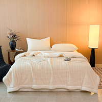Tissu en fausse fourrure d'agneau 100 % polyester, couleur unie, texture gaufrée, doux pour la peau, idéal pour l'hiver, moderne et chaud pour la maison et le lit.