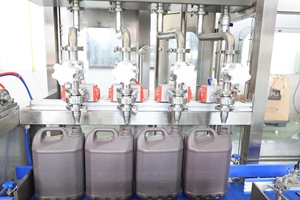 Ligne de production entièrement automatique 3-en-1 pour le remplissage et le bouchage de bidons en PEHD de <span class=keywords><strong>15L</strong></span>/10L pour <span class=keywords><strong>eau</strong></span> pure, huile et produits chimiques - Product Image 3