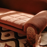 Canapé 3 places personnalisé en tissu avec pieds en bois de ronce, style Mid-Century, rembourré marron rétro, pour salon, maison, projet hôtelier
